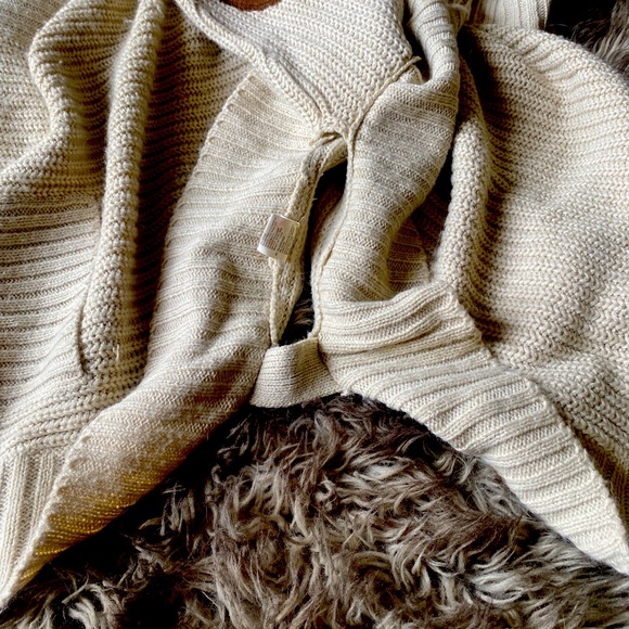 Cozy warm 🌸 Sweater🌸 - Picture 3 of 4